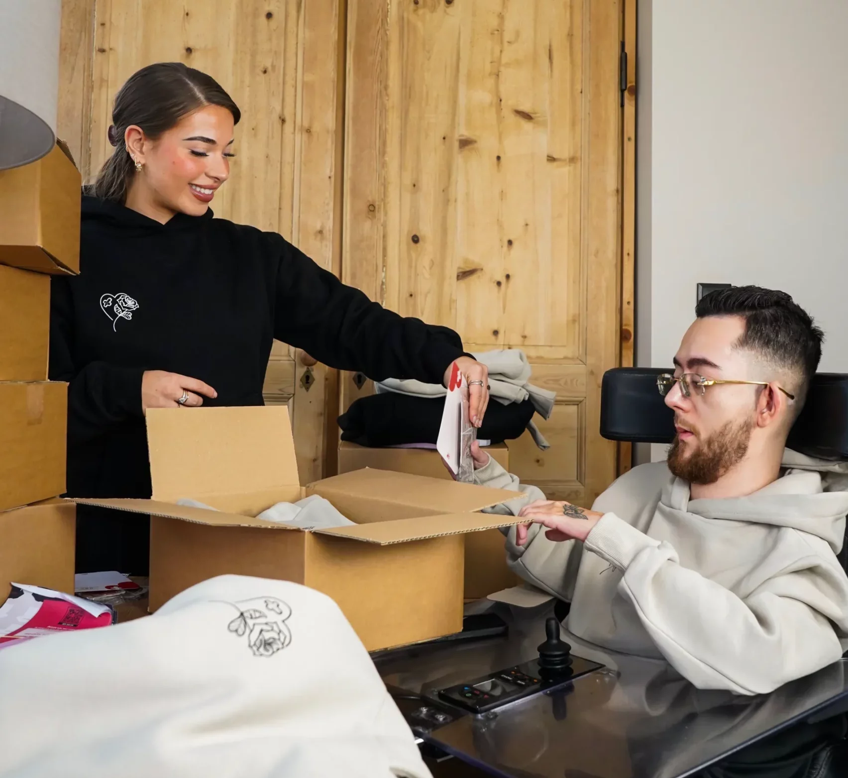 Adam en Rosie Jasmijn met kleding en dozen